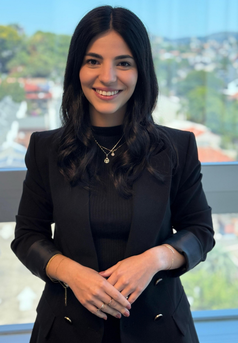 BRUNA CAÑELLAS  Sócia